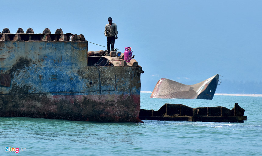 Xẻ thịt tàu hàng triệu đô chìm ở biển Quy Nhơn bán phế liệu